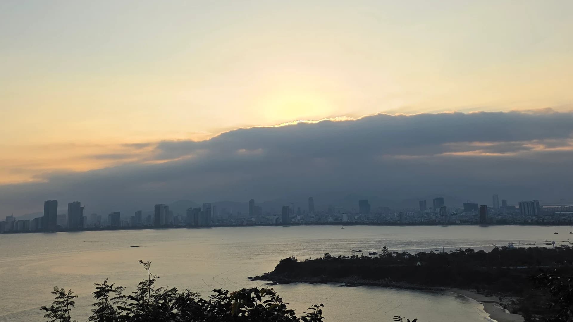 손트라 쪽에서 바라본 바다와 다낭 해안의 도시 풍경